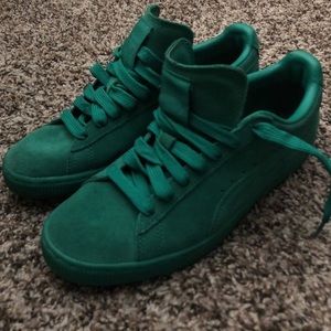 Pumas suede green .